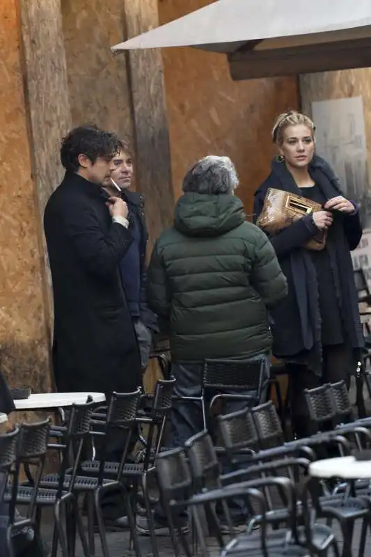 riccardo scamarcio con clizia incorvaia a spasso per roma nel 2015  1