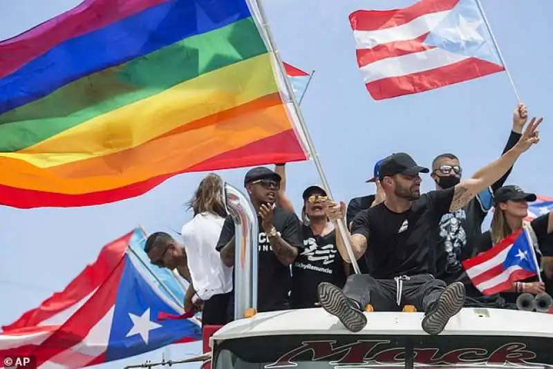 ricky martin sventola la bandiera arcobaleno controricky rossello'