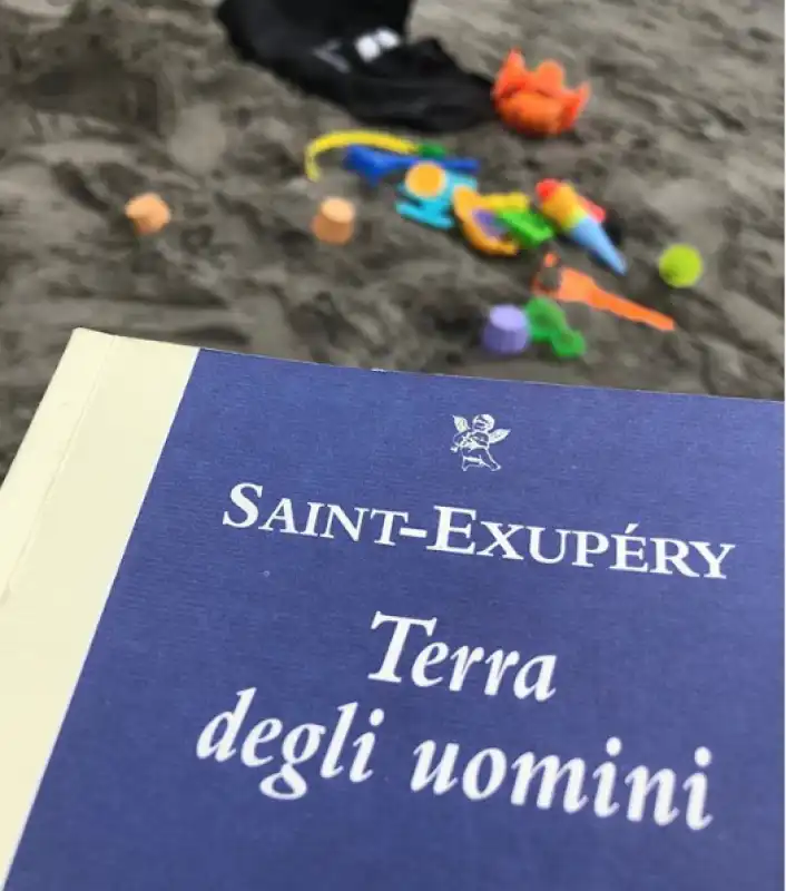 SALVINI PAPEETE LETTURE SOTTO L'OMBRELLONE