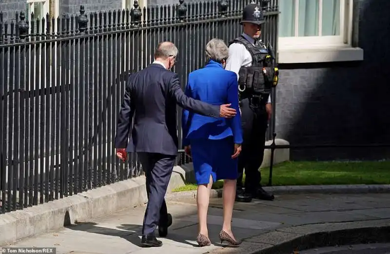 theresa may e il marito philip vanno per l'ultima volta a buckingham palace