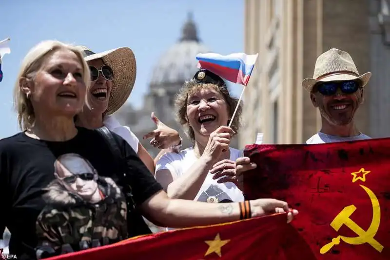 turisti russi aspettano putin a roma