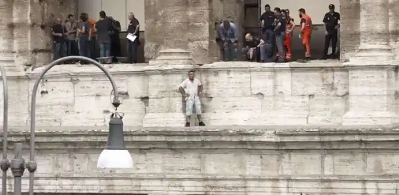 uomo minaccia di lanciarsi dal colosseo 10