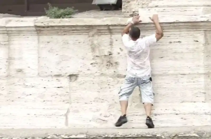 uomo minaccia di lanciarsi dal colosseo 4