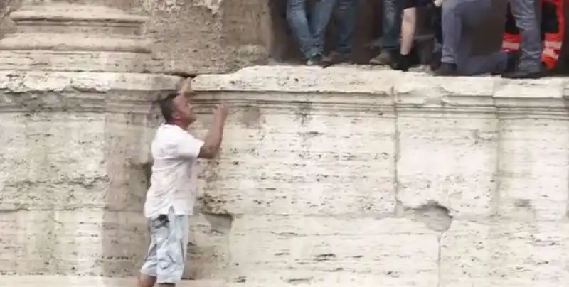 uomo minaccia di lanciarsi dal colosseo 8