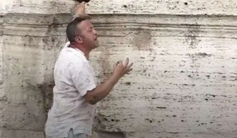 uomo minaccia di lanciarsi dal colosseo 9