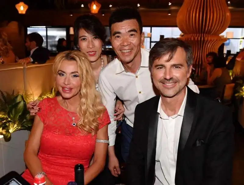 valeria marini beppe convertini con marisa kefeng e il marito zhang ning foto di bacco