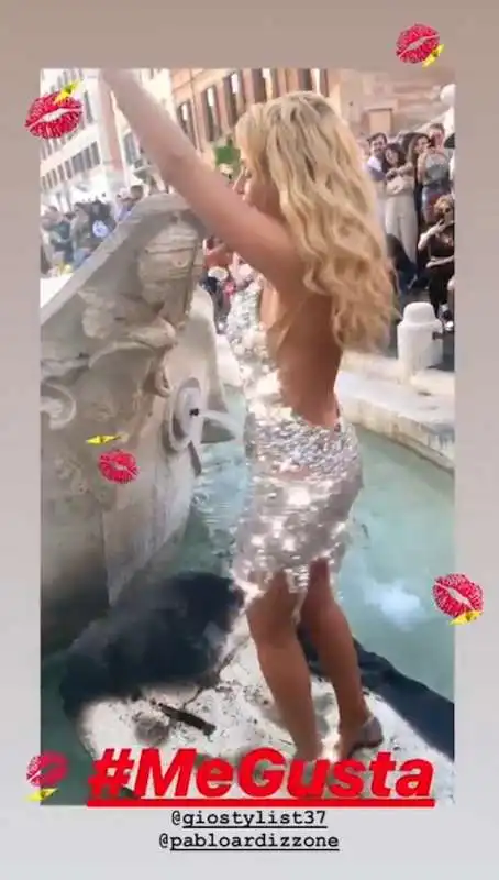 valeria marini fa il bagno nella fontana della barcaccia 1