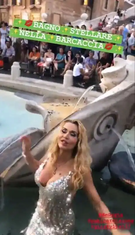 valeria marini fa il bagno nella fontana della barcaccia 3