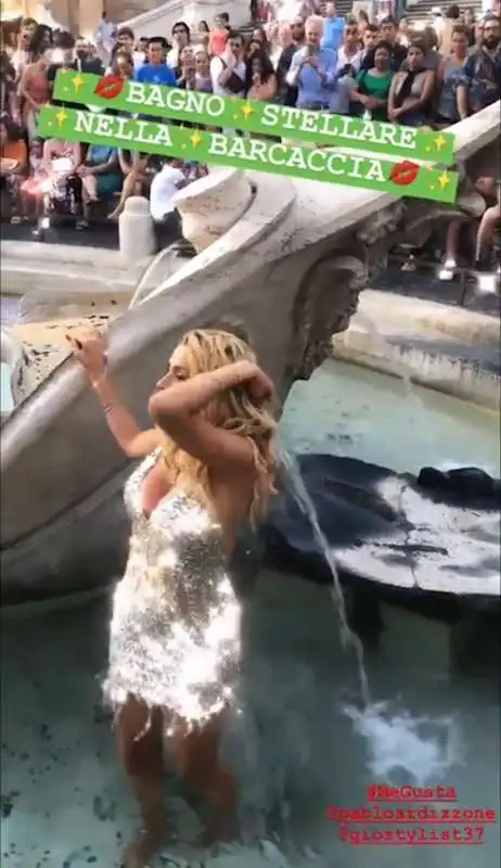 valeria marini fa il bagno nella fontana della barcaccia 5