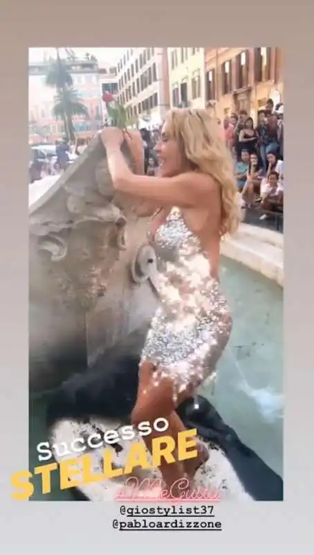 valeria marini fa il bagno nella fontana della barcaccia 6