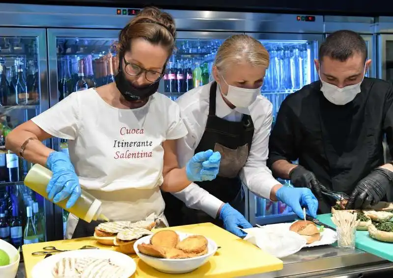 alessandra con lo staff prepara panini per gli ospiti  foto di bacco