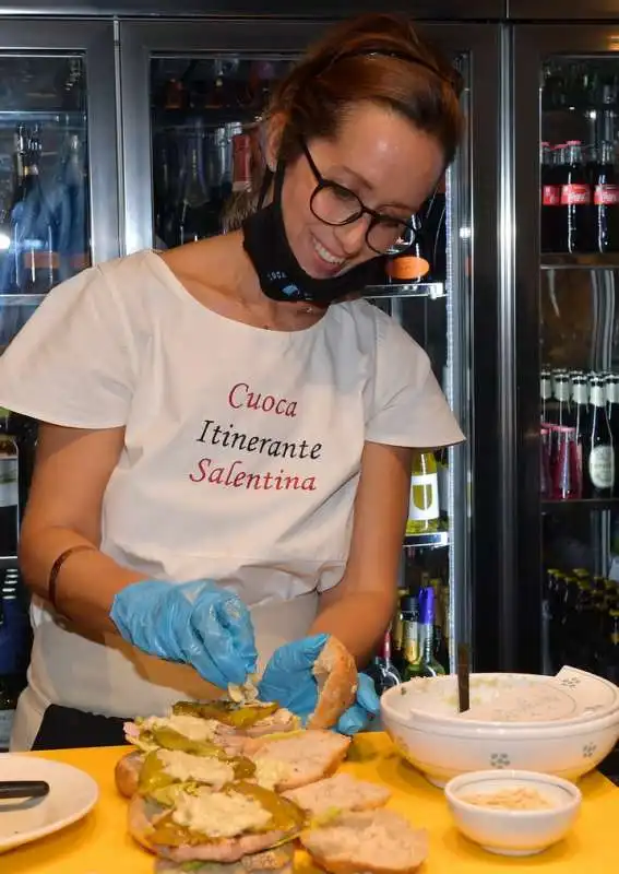 alessandra ferramosca prepara panini al pesce  foto di bacco