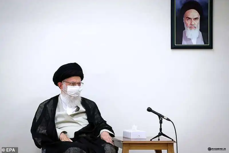 ali khamenei nel suo ufficio   con un ritratto di khomeini