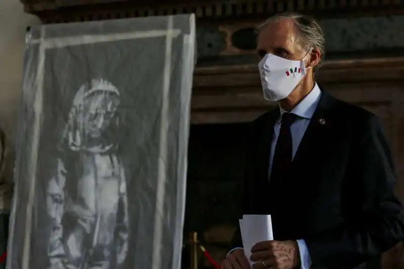 ambasciatore francese christian masset con l'opera di banksy rubata al bataclan esposta a palazzo farnese 2