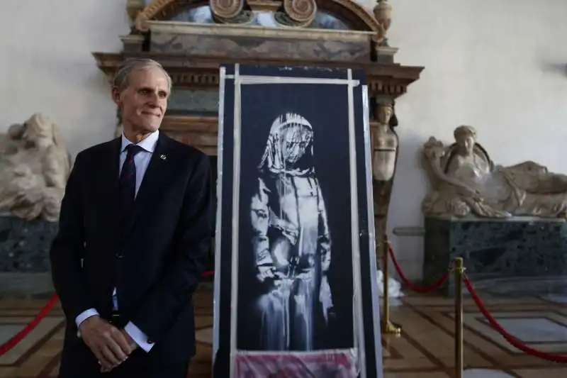 ambasciatore francese christian masset con l'opera di banksy rubata al bataclan esposta a palazzo farnese 3