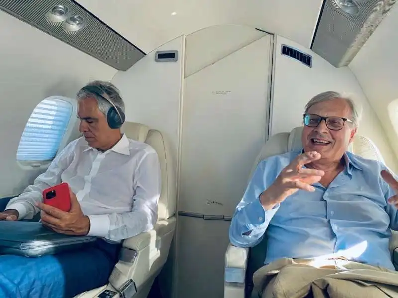 ANDREA BOCELLI SI METTE LE CUFFIE PER NON SENTIRE VITTORIO SGARBI IN AEREO