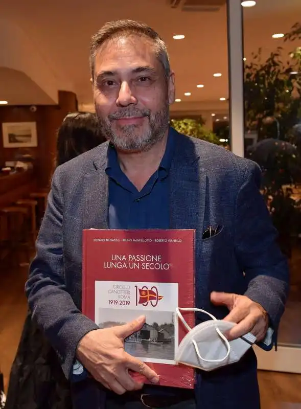 andrea vianello con il libro del centenario  foto di bacco