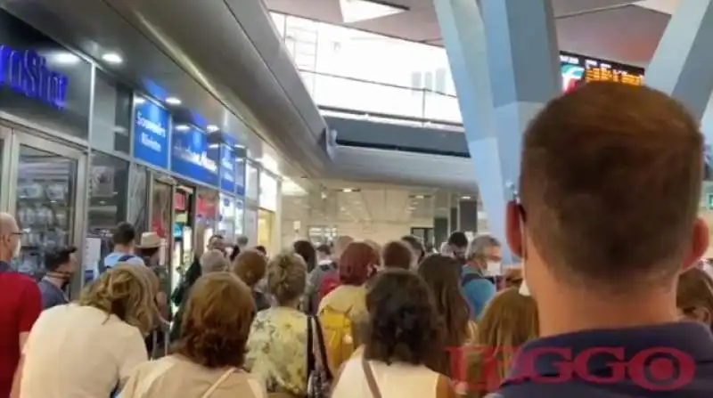 ASSEMBRAMENTI ALLA STAZIONE CENTRALE DI NAPOLI