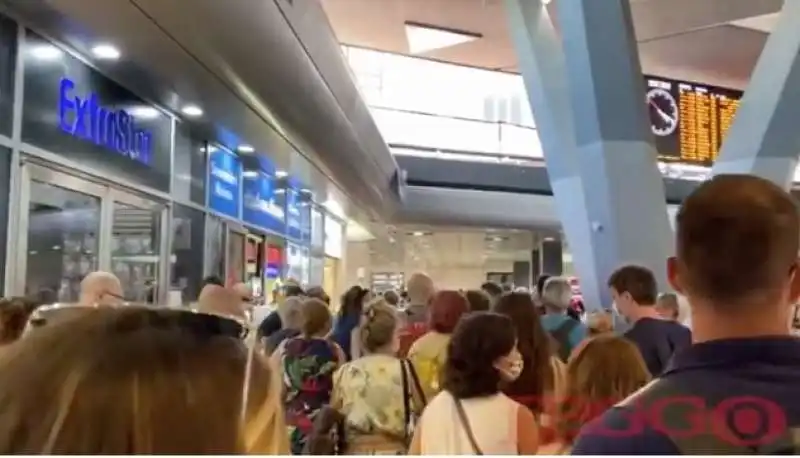 ASSEMBRAMENTI ALLA STAZIONE CENTRALE DI NAPOLI