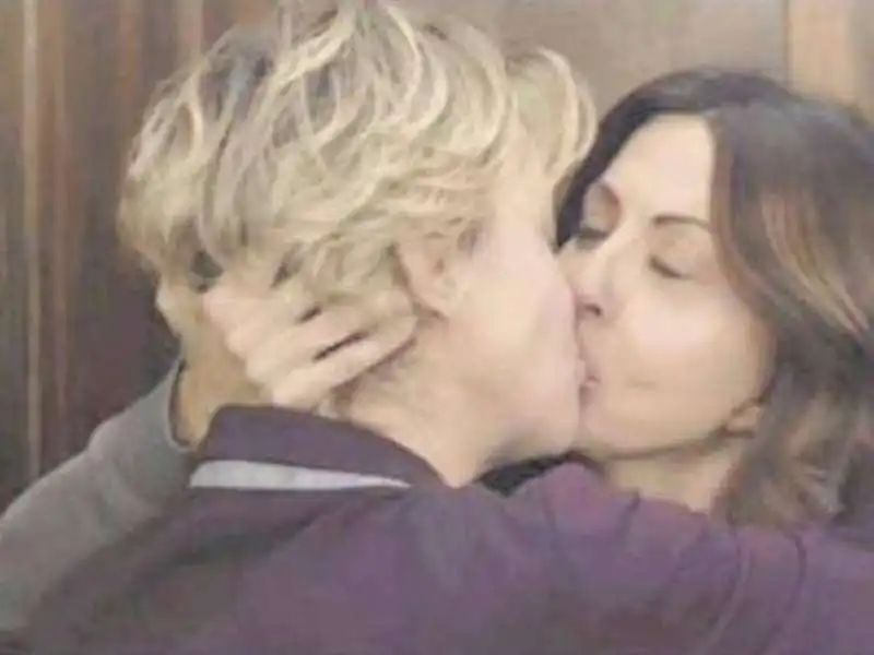 bacio lesbo margherita buy sabrina ferilli   in io e te