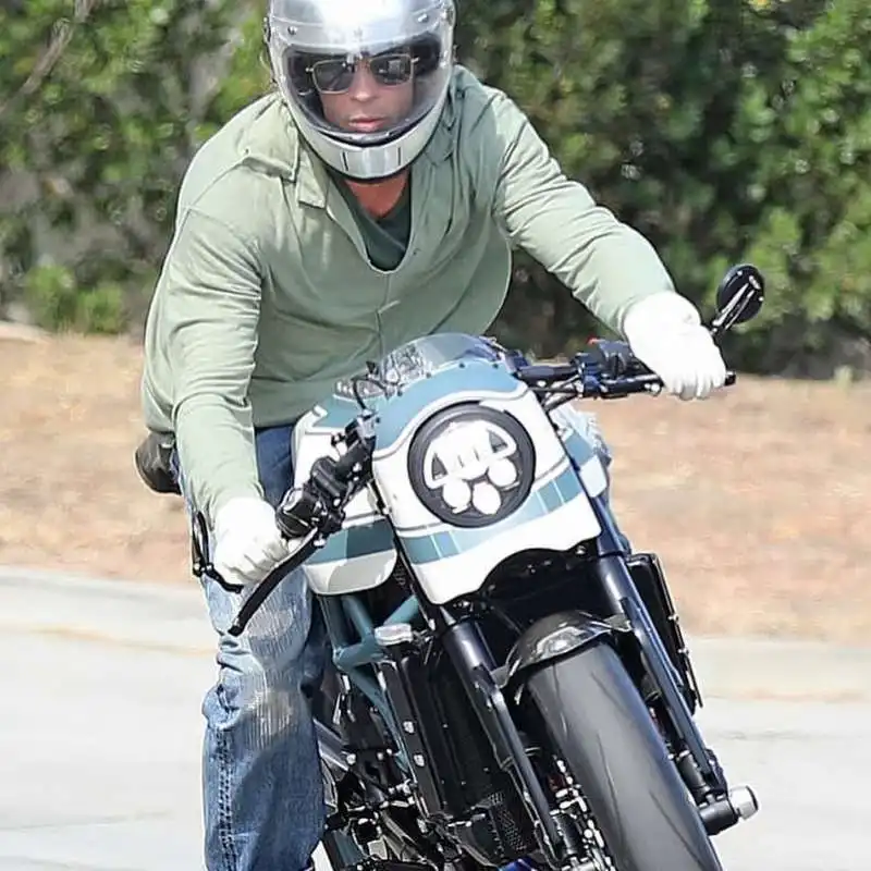 BRAD PITT IN MOTO