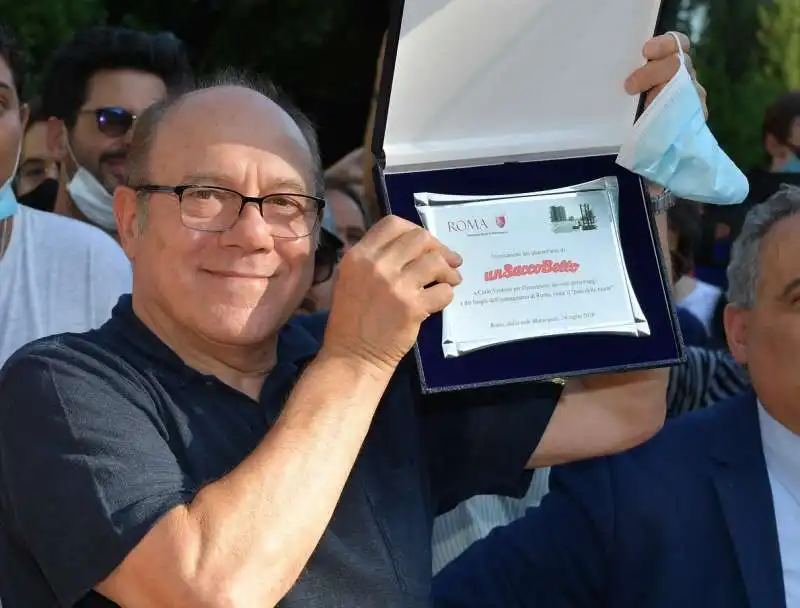 carlo verdone mostra la targa ricevuta dal municipio 3   foto di bacco  (5)