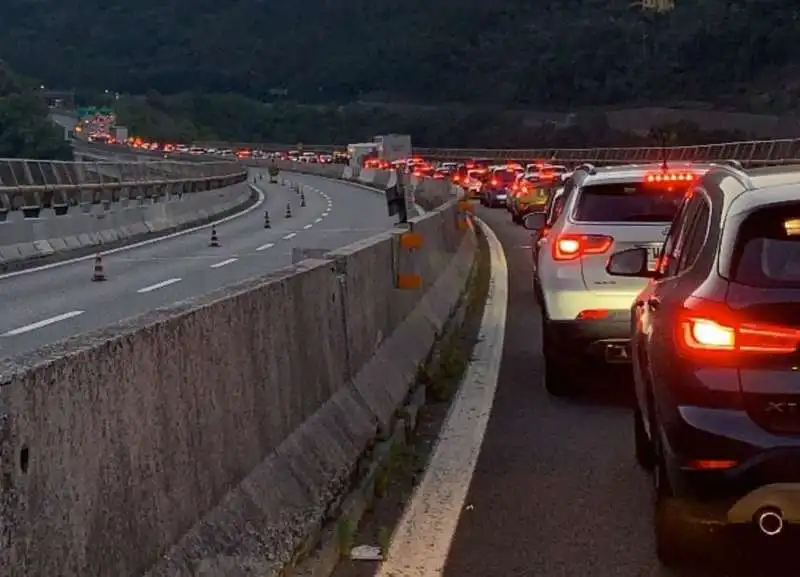 CODE IN AUTOSTRADA IN LIGURIA