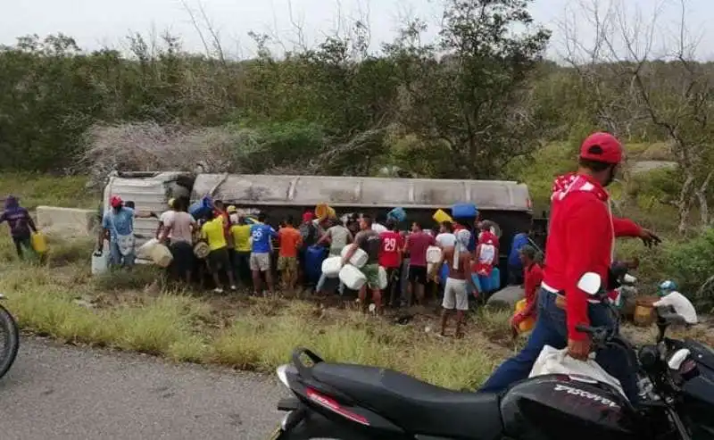 COLOMBIA - FURTO DI BENZINA A UN CAMION RIBALTATO MA L'ESPLOSIONE FA UNA STRAGE