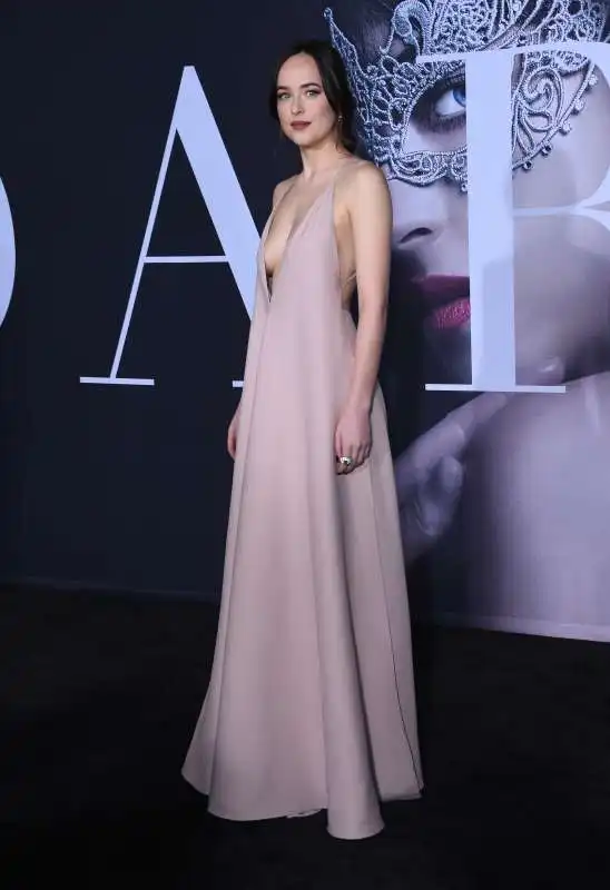 dakota johnson alla premiere di cinquanta sfumature di nero 