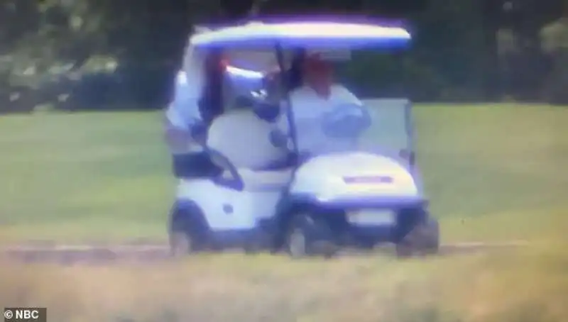 donald trump sulla golf car con il caddy aggrappato sul retro 4