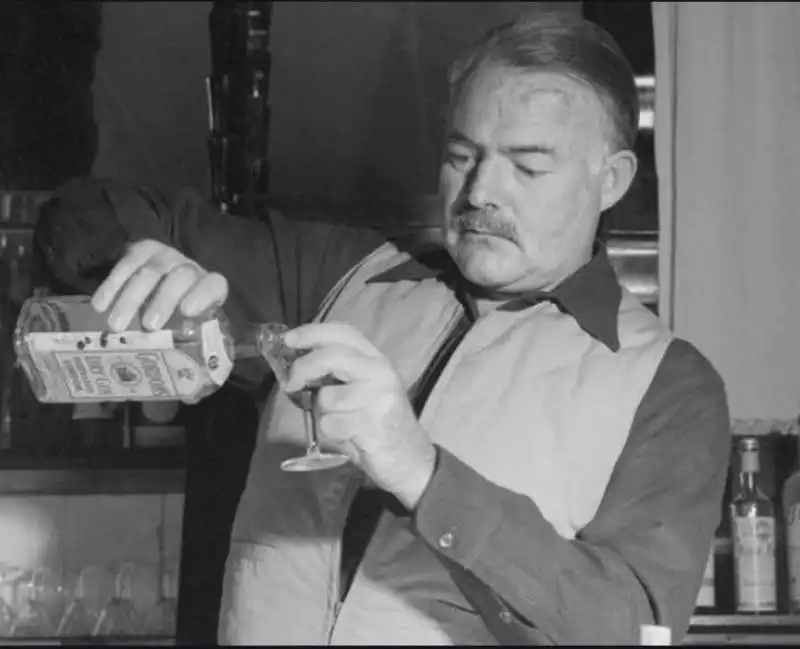 ernest hemingway si prepara un martini cocktail 1