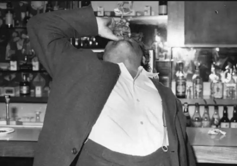 ernest hemingway si prepara un martini cocktail 