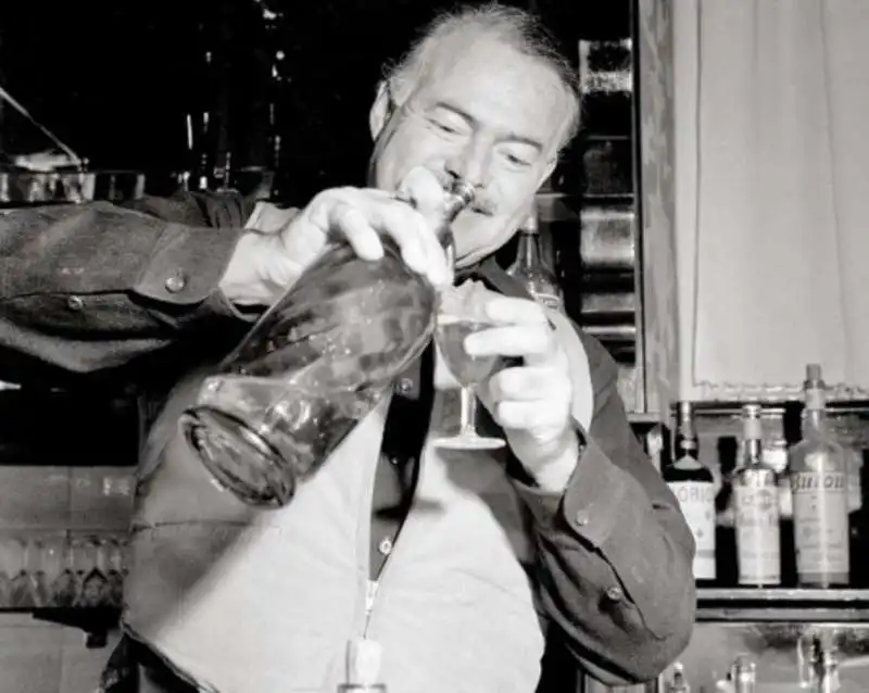 ernest hemingway si prepara un martini cocktail