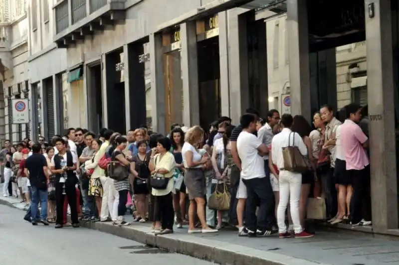 i bei tempi delle code in via montenapoleone 