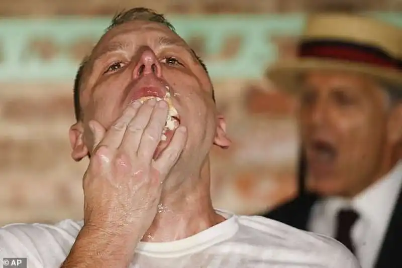 joey chestnut   record man di hot dog mangiati in 10 minuti 1