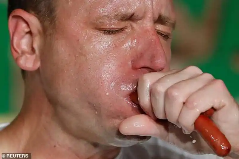 joey chestnut   record man di hot dog mangiati in 10 minuti 2