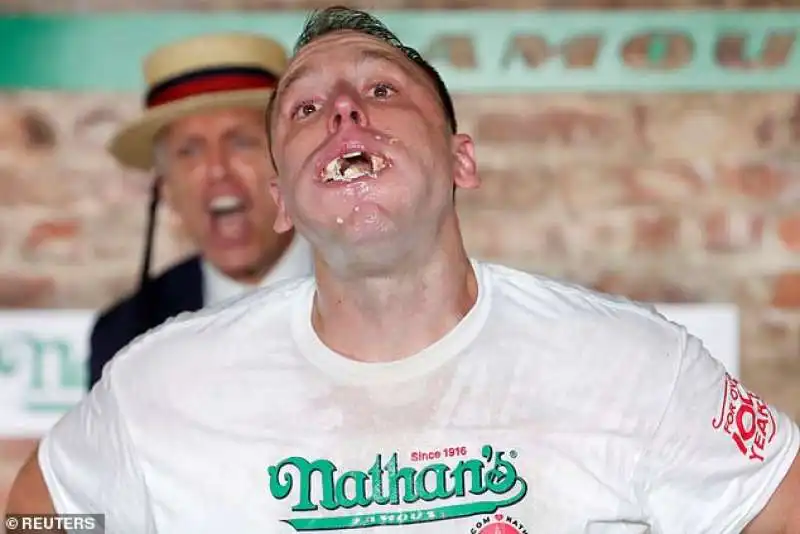 joey chestnut   record man di hot dog mangiati in 10 minuti 3