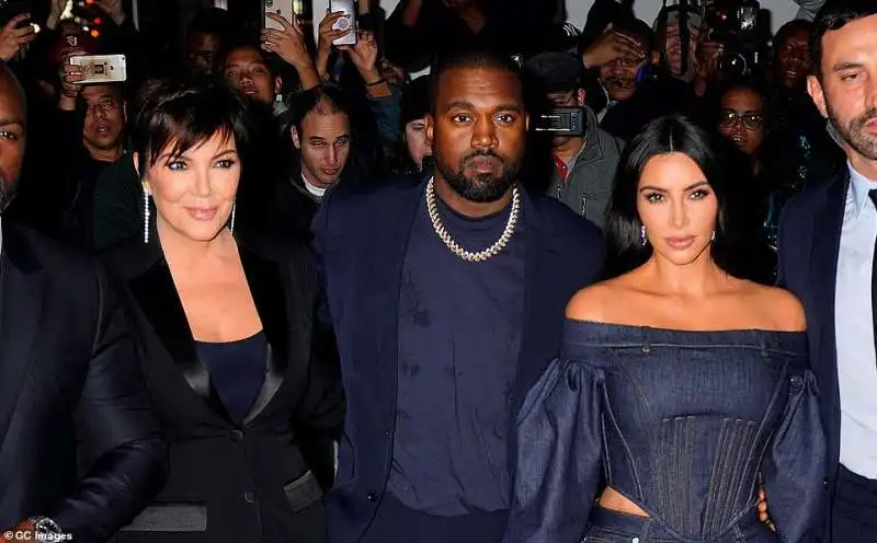 KANYE WEST TRA KRIS JENNER E KIM KARDASHIAN