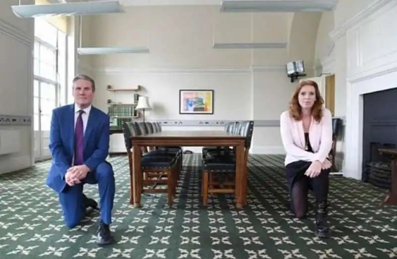 keri starmer e la vice angela rayner in ginocchio