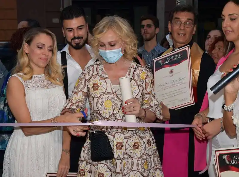 l assessore giulia urso e maria cristina puccio tagliano il nastro dell inaugurazione  foto di bacco