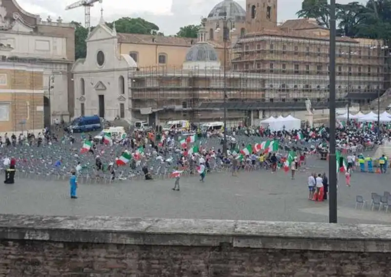 la piazza mezza vuota