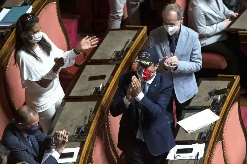 MATTEO SALVINI IN SENATO CON IL CAPPELLO DELLA GUARDIA COSTIERA