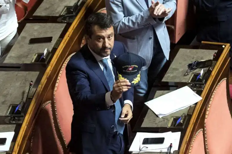 MATTEO SALVINI IN SENATO CON IL CAPPELLO DELLA GUARDIA COSTIERA