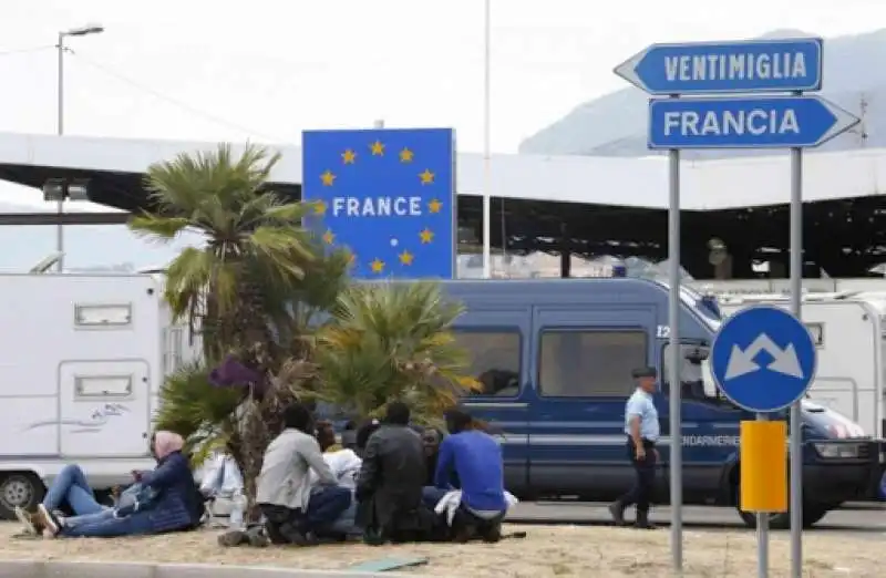 migranti al confine con la francia 