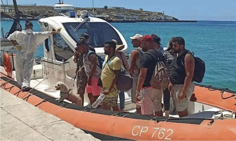 MIGRANTI TUNISINI CON BARBONCINO ARRIVANO A LAMPEDUSA