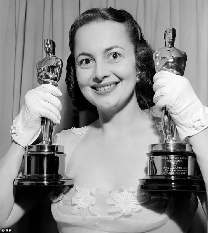 olivia de havilland con i due oscar