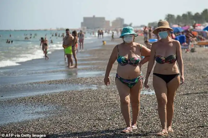 persone con la mascherina in spiaggia a malaga 