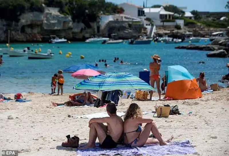 persone in vacanza a cala de alfacar, menorca