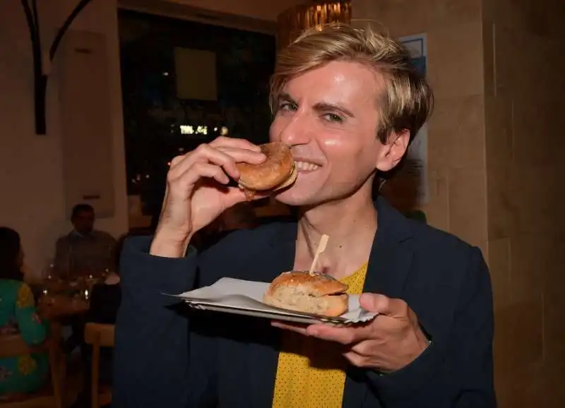 santino fiorillo mangia il panino col pesce  foto di bacco