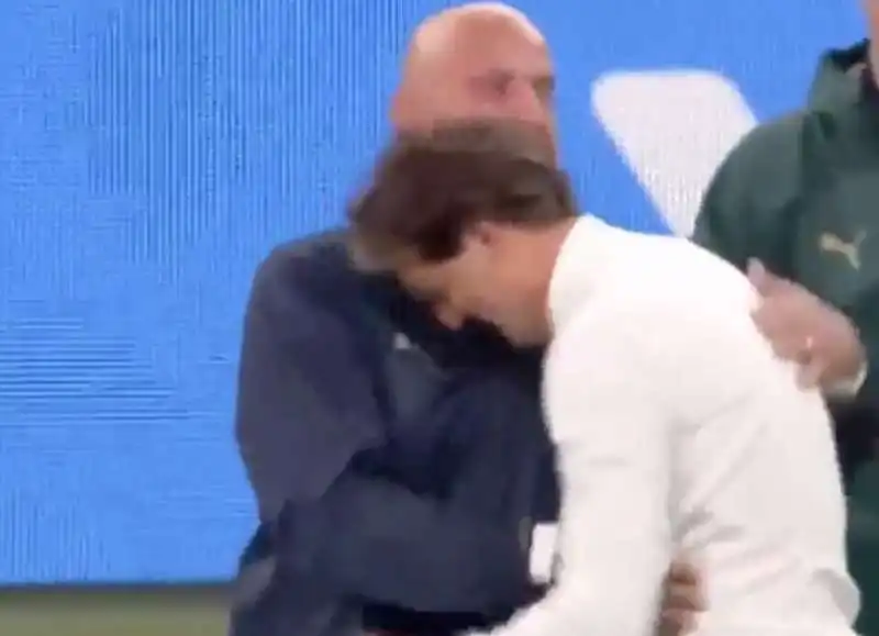 abbraccio tra gianluca vialli e roberto mancini